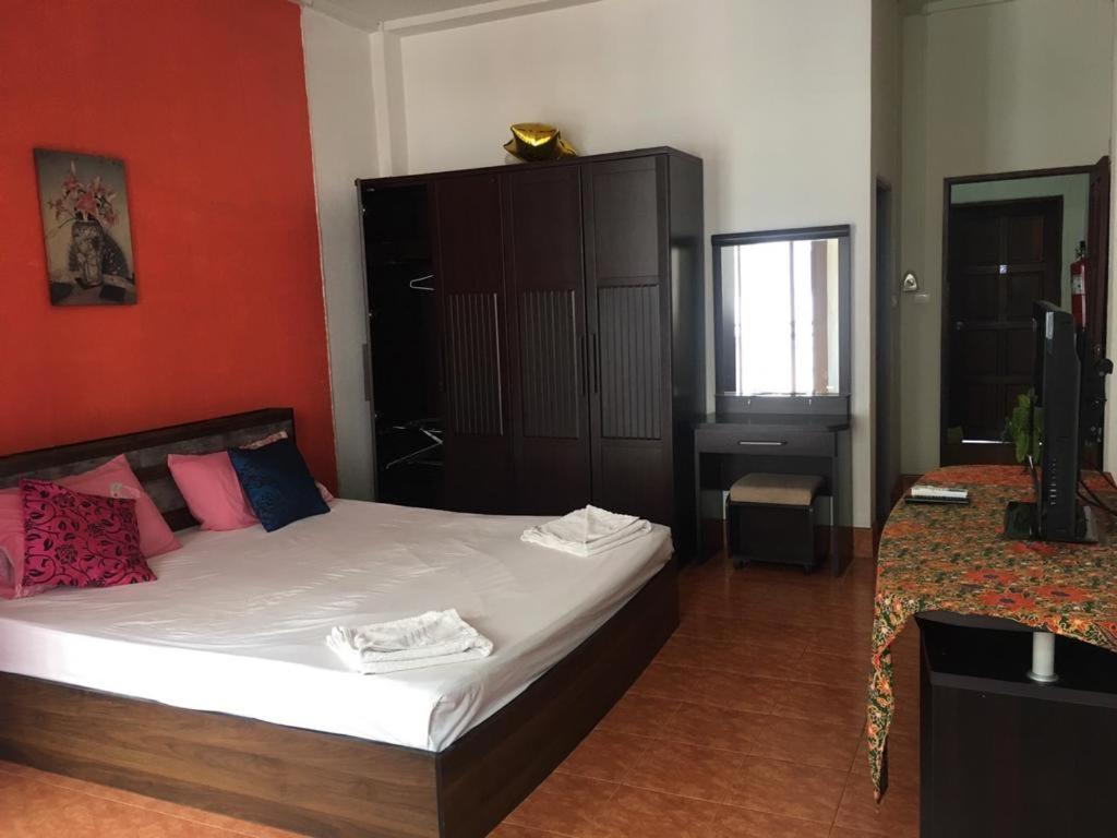 Lucky Banzaan Hotel Patong Exterior photo