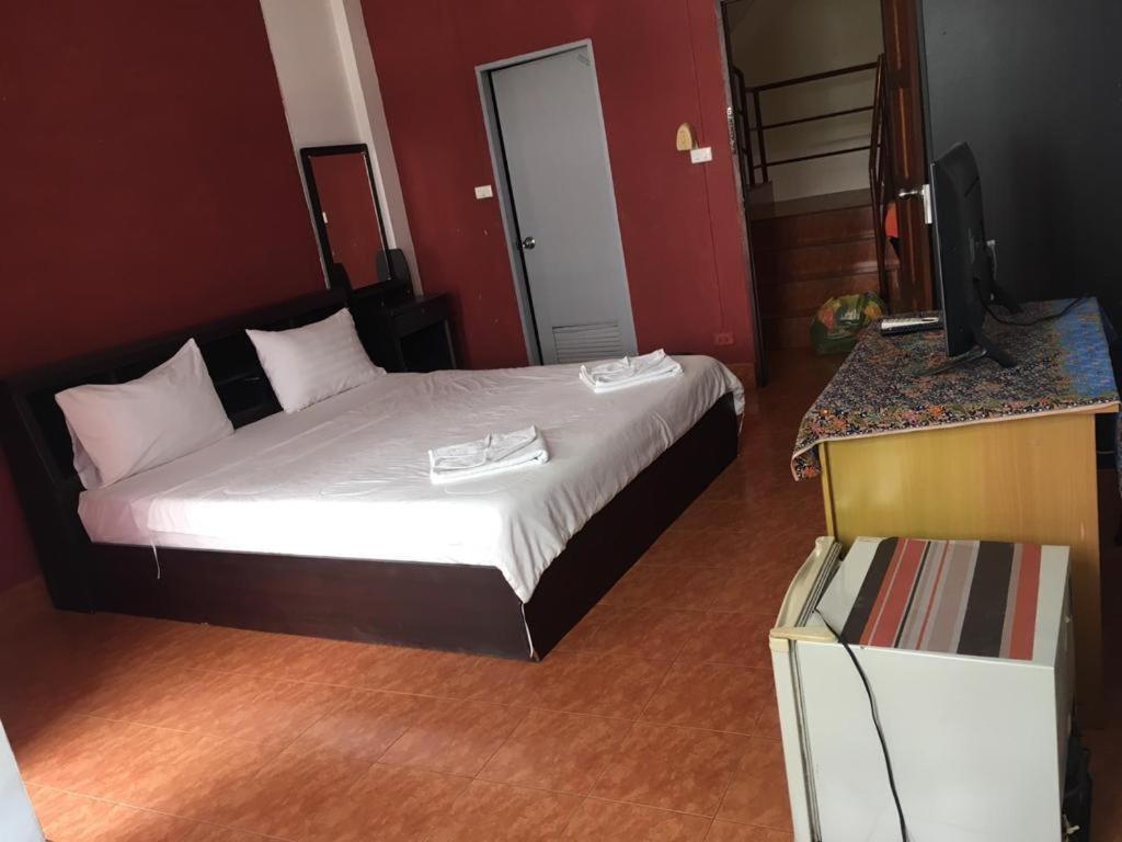 Lucky Banzaan Hotel Patong Exterior photo
