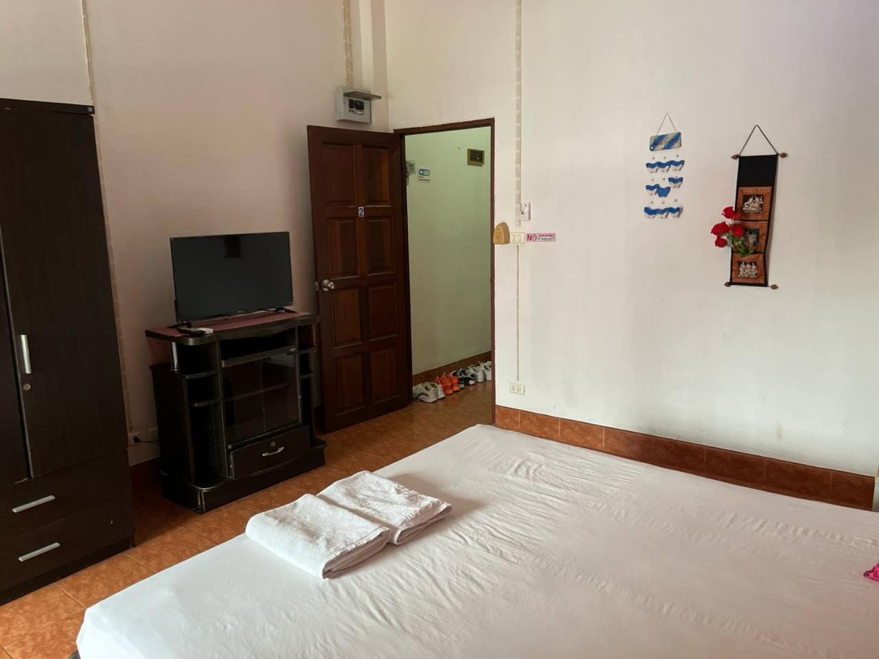 Lucky Banzaan Hotel Patong Exterior photo